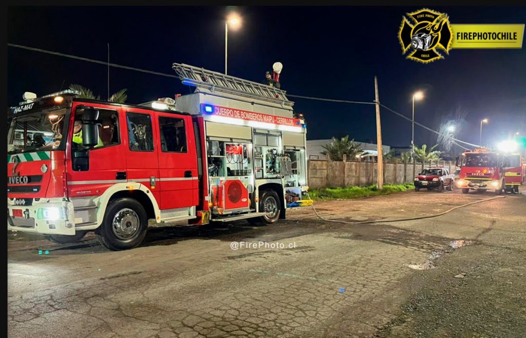 Está pasando: Bomberos investiga extraño olor en Maipú