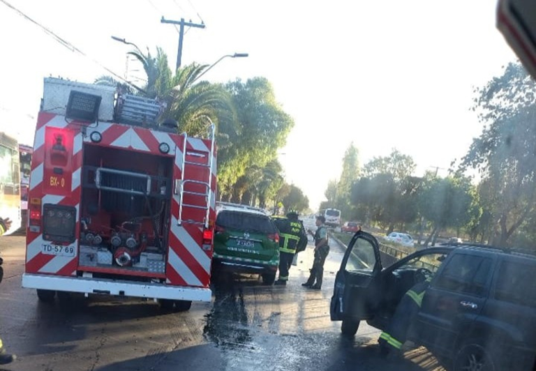 colisión en Camino Melipilla entre Carabineros y camioneta