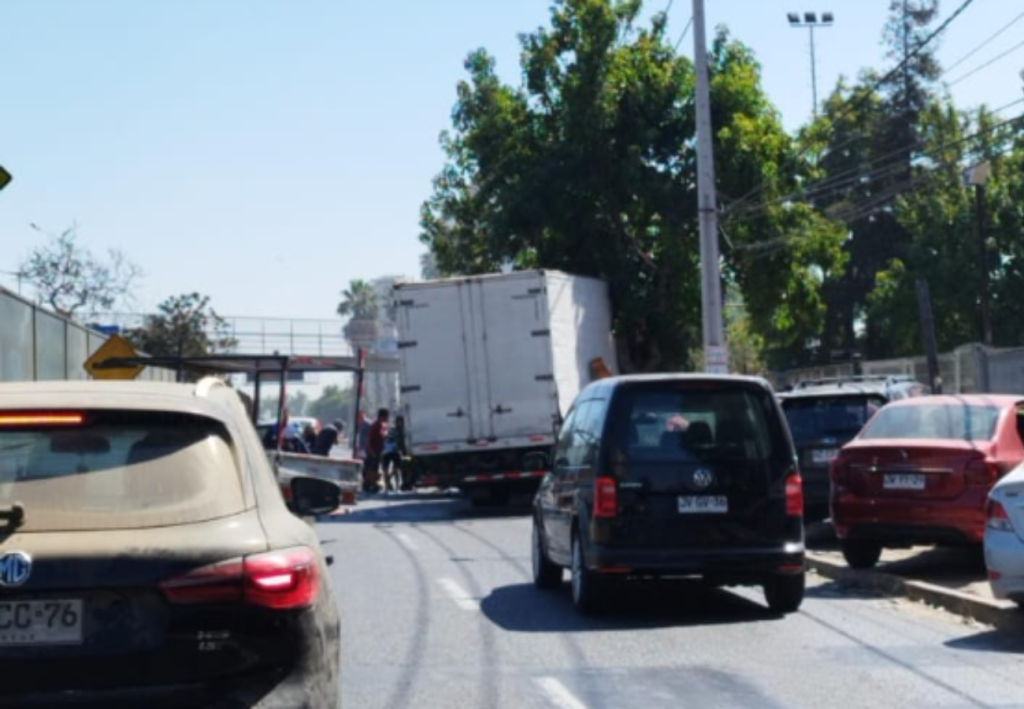 Camión protagoniza accidente frente al colegio Alicante de Maipú