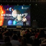 Plaza de Maipú repleta: profesor José Maza cautivó a vecinos y vecinas con didáctica charla sobre el Sistema Solar 1 jose maza en plaza de maipu