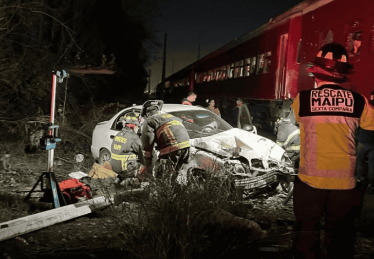 Tren del Recuerdo choca contra vehículo particular en Maipú