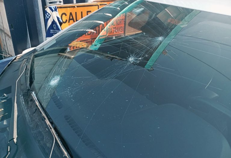 feria El Volcán de Maipú termina con destrozos a vehículo municipal