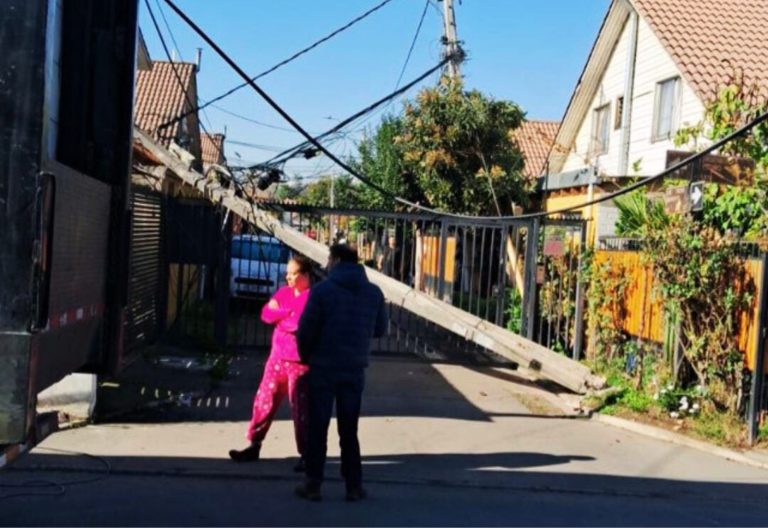 poste cayo sobre vivienda en maipu
