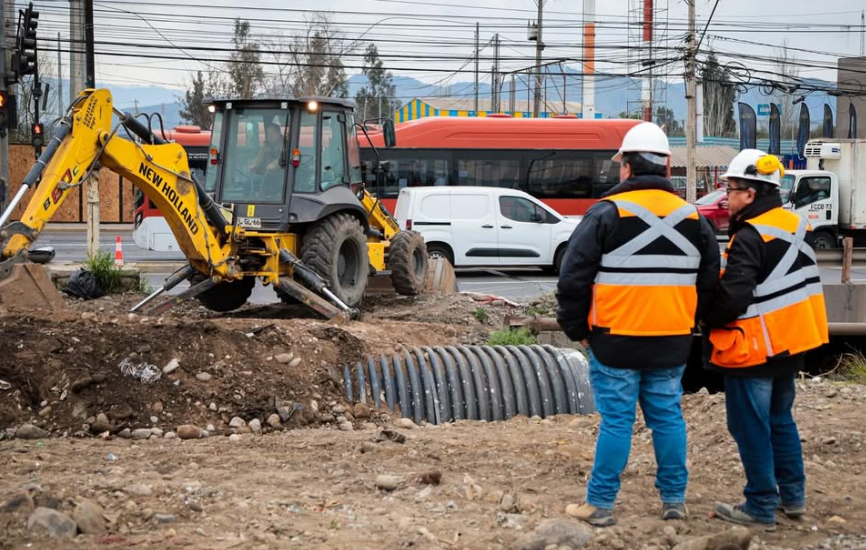 Lluvias en Maipú: municipalidad realizó con labores preventivas ante sistema frontal 2 Limpieza preventiva por lluvias en Maipú