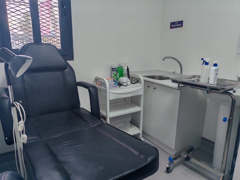 Inauguración del Centro de Podología de Maipú: conoce los detalles del nuevo espacio que podrá atender a 15 mil usuarios 4 Box del nuevo Centro de Podología de Maipú