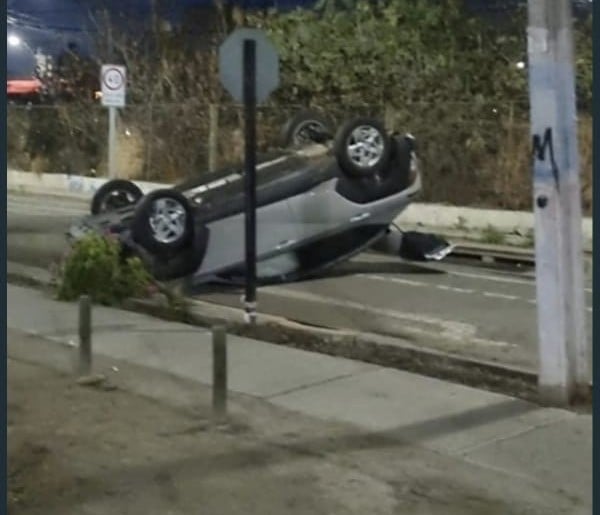 Auto volcó en La Farfana: mal estado de la calzada habría provocado el accidente 1 auto volcó en La Farfana