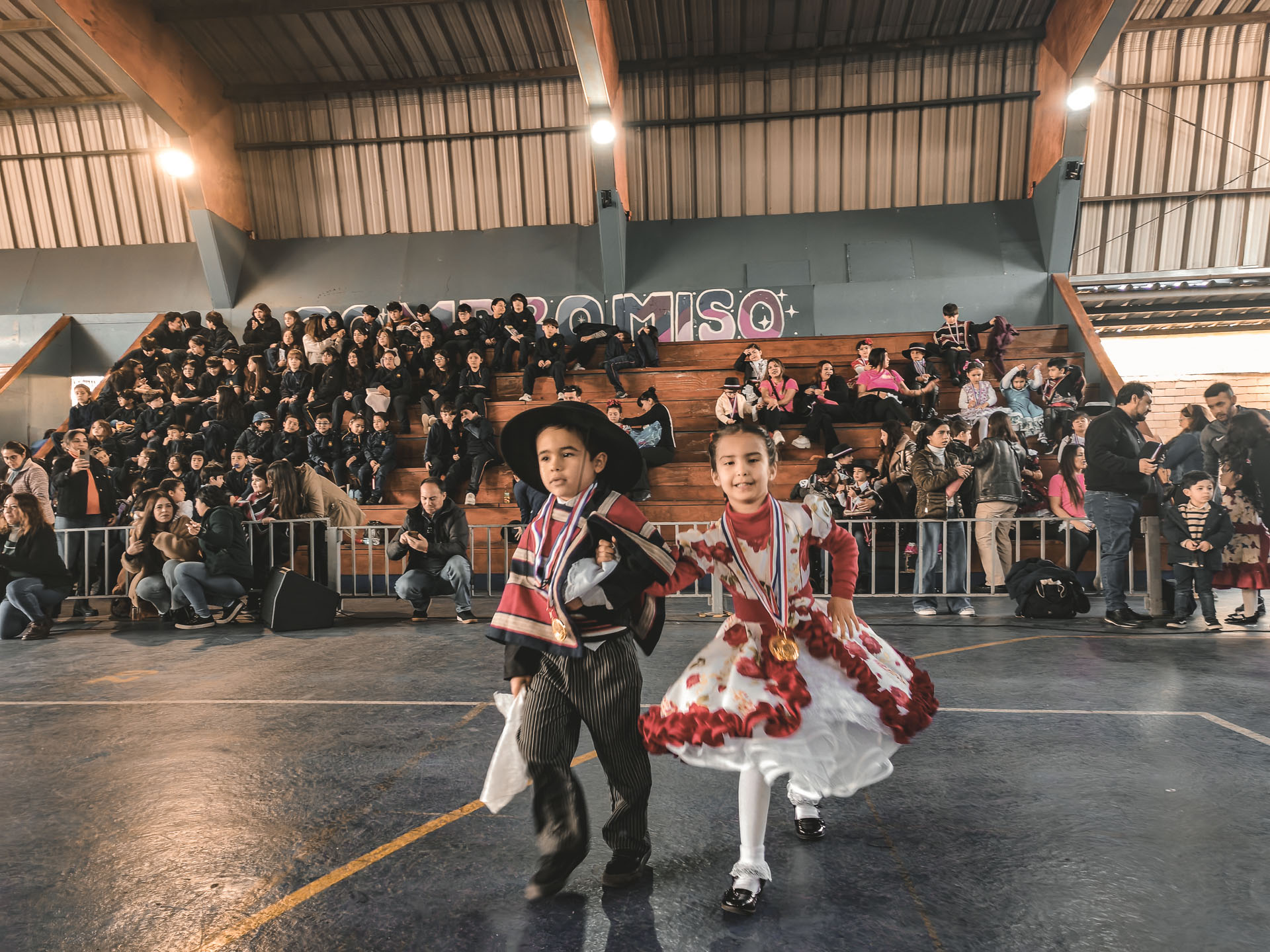 Una multitudinaria fiesta de integración escolar: Colegio Royal American School realiza VII campeonato de cueca de educación parvularia con 10 establecimientos de la comuna 1 Una multitudinaria fiesta de integración escolar: Colegio Royal American School realiza VII campeonato de cueca de educación parvularia con 10 establecimientos de la comuna