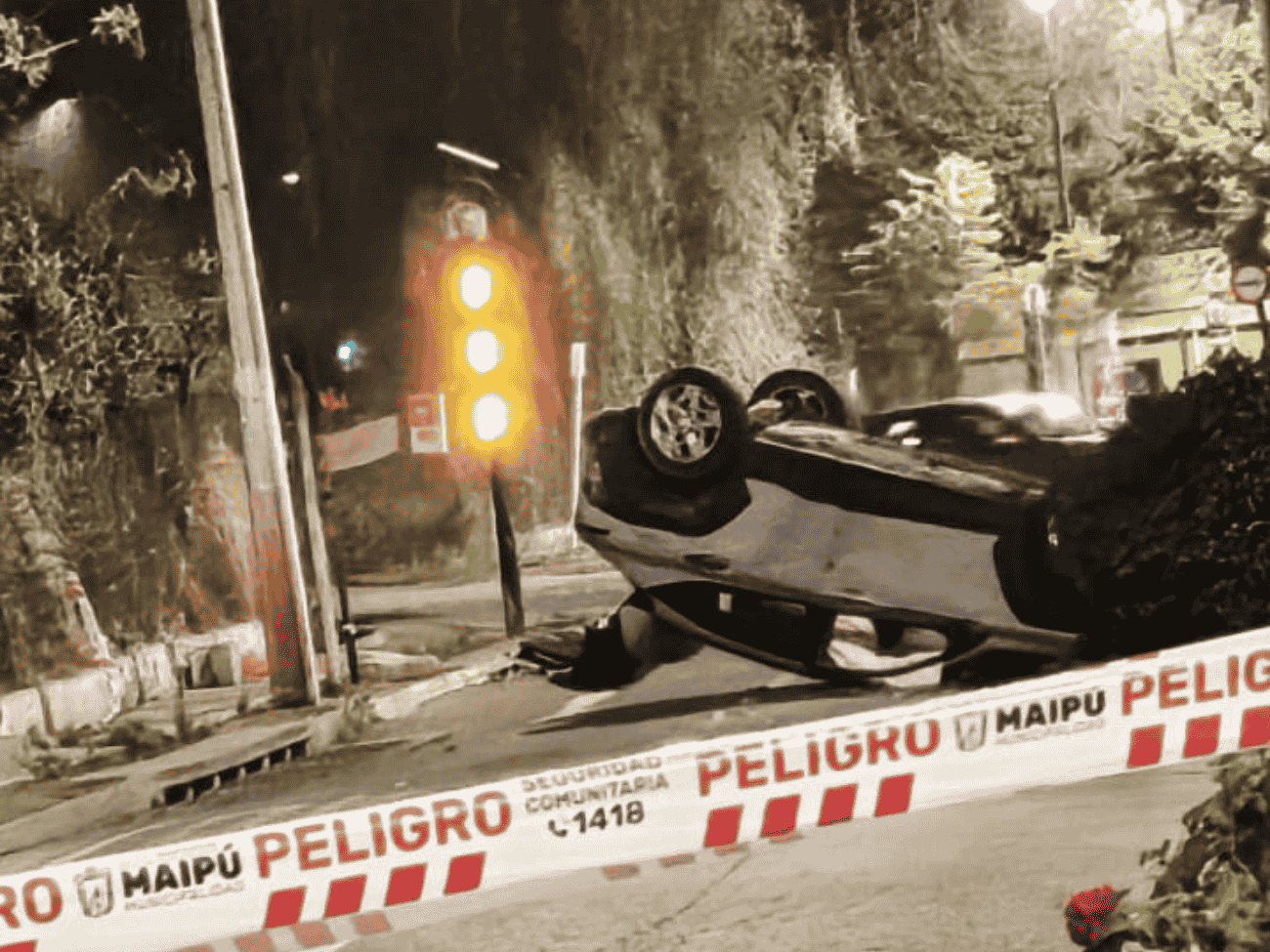 Auto volcó en La Farfana: mal estado de la calzada habría provocado el accidente