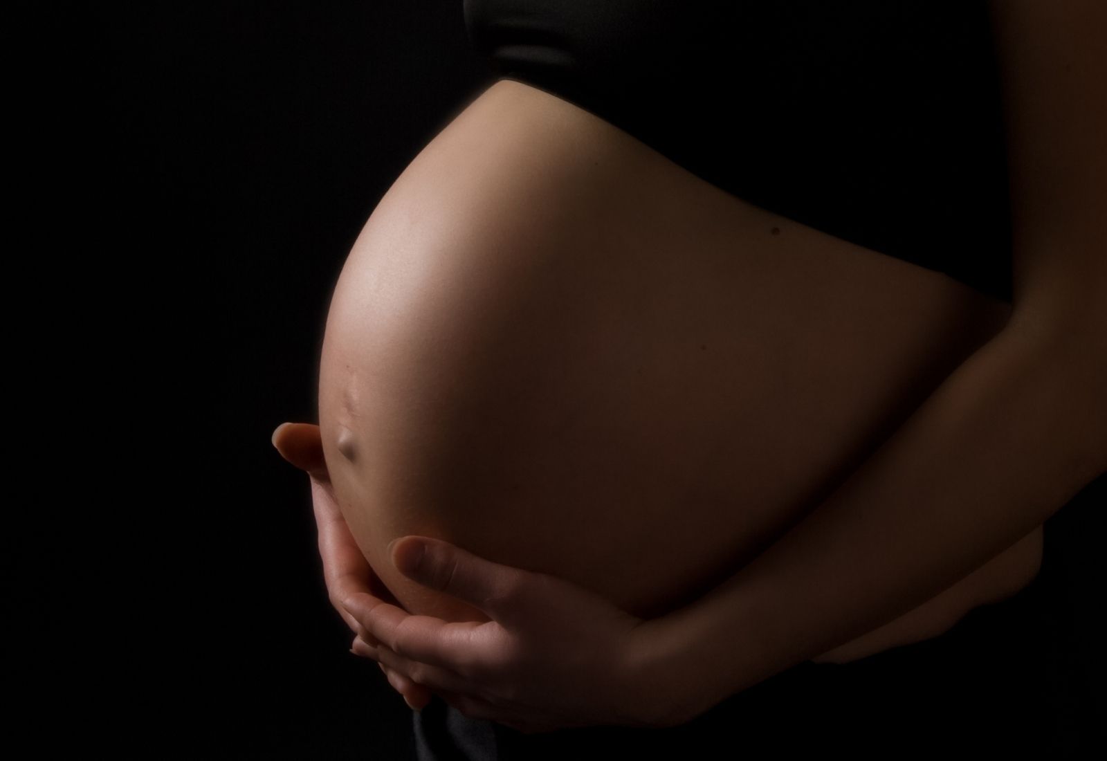 Tras presunta negligencia que terminó con muerte intrauterina en Hospital El Carmen: Justicia determina que familia debe ser indemnizada con $53 millones