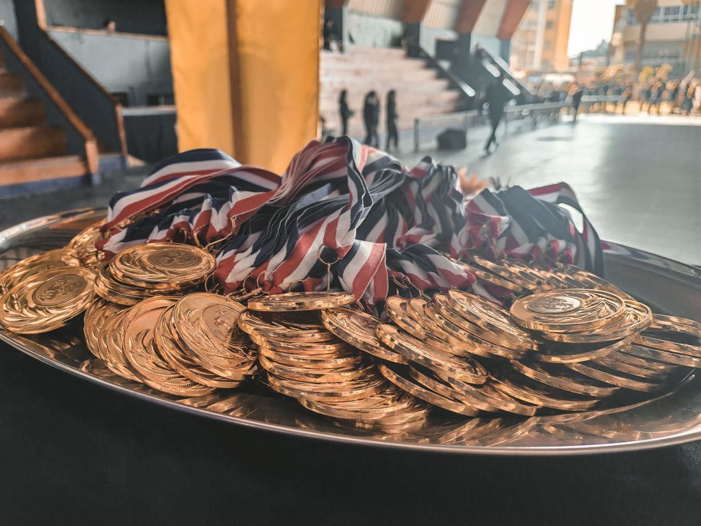 Todos los niños reciben medallas en el  Royal Anglo American School