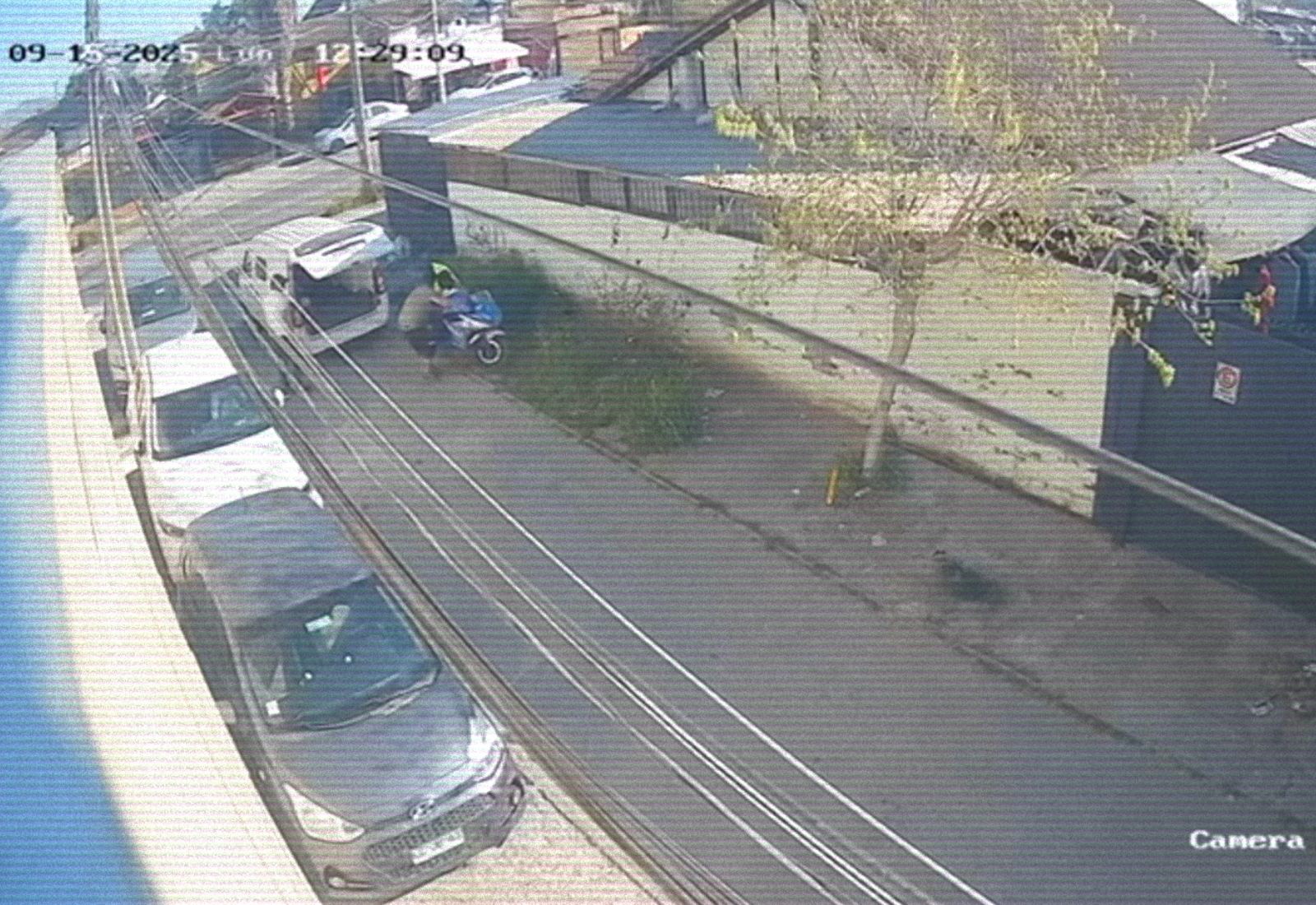 [Video] Robo en Maipú: delincuentes cargan moto en furgón y huyen en menos de un minuto