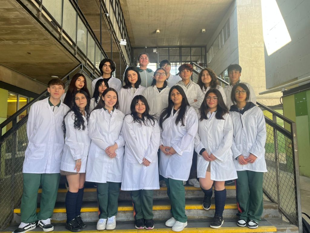 Alumnos maipucinos del Liceo Nacional y Terraustral Del Sol buscan su pasaje a la final de la 28° Olimpiada Chilena de Química 5 Estudiantes del Liceo Nacional y el Colegio Terraustral del Sol en Olimpiadas de Química