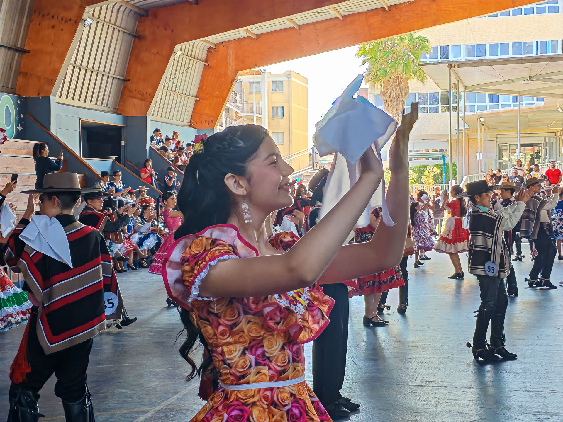 ¡La fiesta folclórica estudiantil más grande de Maipú! 26 colegios fueron parte del XVI Campeonato Intercomunal de Cueca organizado por el Royal American School 16 IMG 20251003 113658