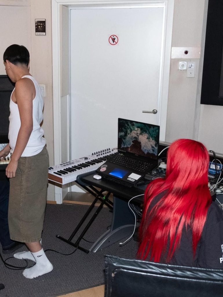 milo k y akriila en el estudio