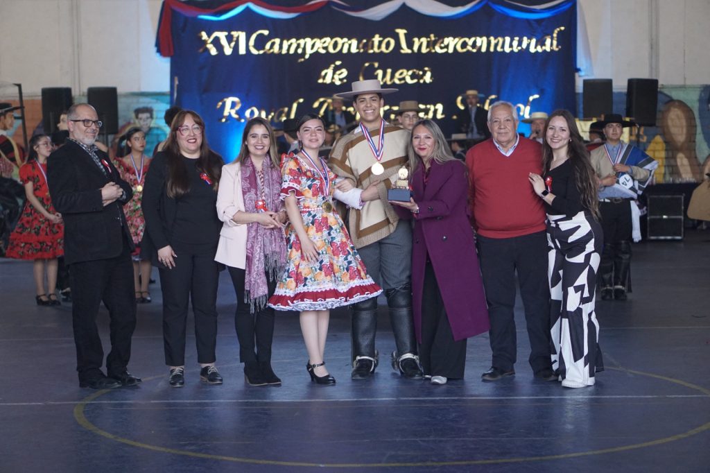 ¡La fiesta folclórica estudiantil más grande de Maipú! 26 colegios fueron parte del XVI Campeonato Intercomunal de Cueca organizado por el Royal American School 2 WhatsApp Image 2025 10 03 at 5.32.55 PM