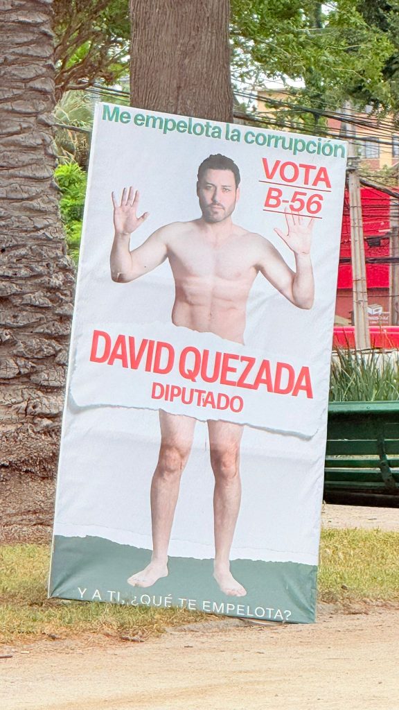 ¿La paloma más llamativa del Distrito 8? Candidato a diputado pone propaganda semi desnudo en Plaza Monumento de Maipú 1 Candidato David Quezada semi desnudo en paloma