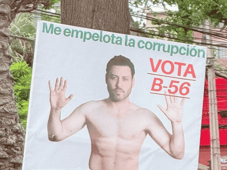 Candidato semi desnudo por el distrito 8.