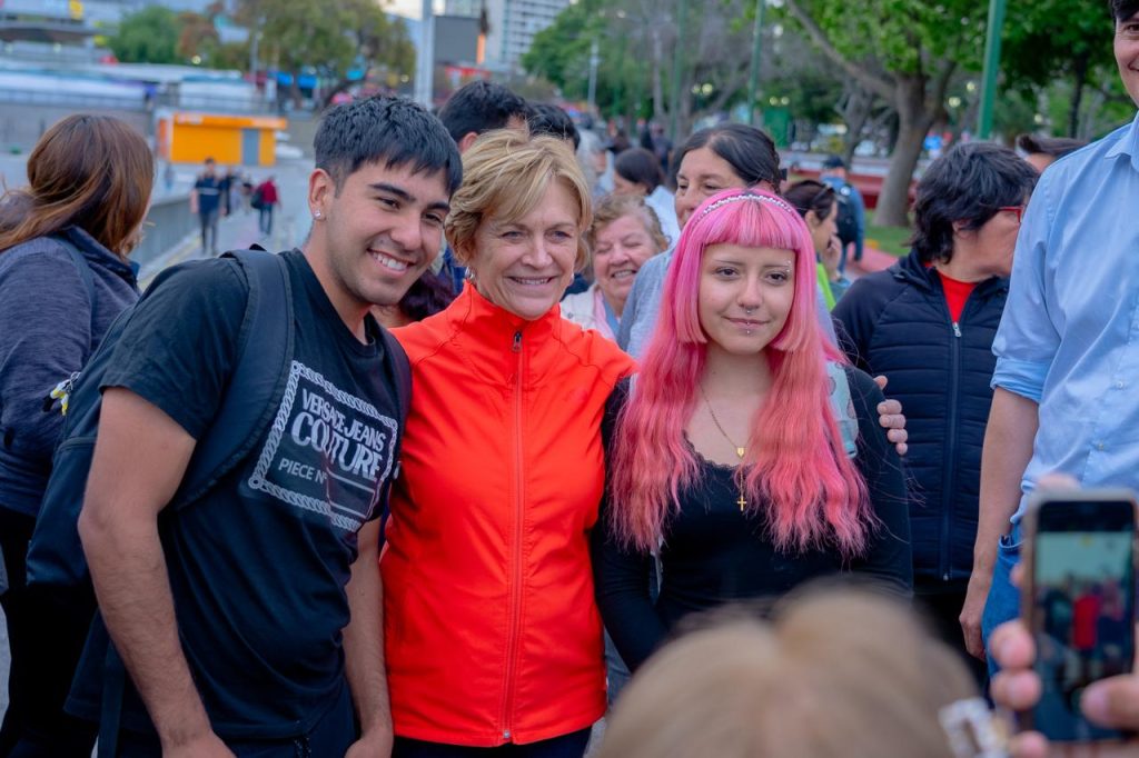 A menos de 20 días de la elección: Evelyn Matthei visitó la Plaza de Maipú, planteó propuestas y hasta grabó tiktoks 2 Evelyn Matthei en Plaza de Maipú.