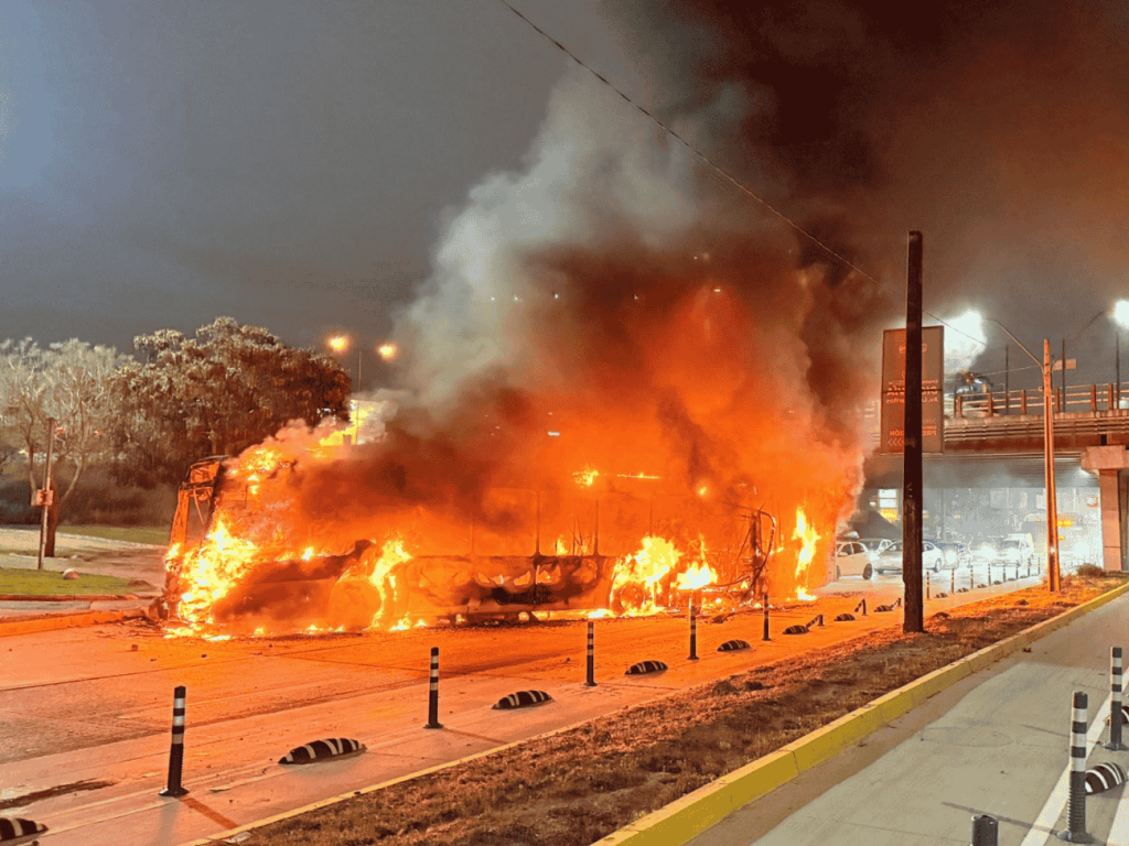 Bus quemado, corte de tránsito y enfrentamientos dejó manifestación en Avenida Los Pajaritos 2 bus quemado en Avenida Los Pajaritos