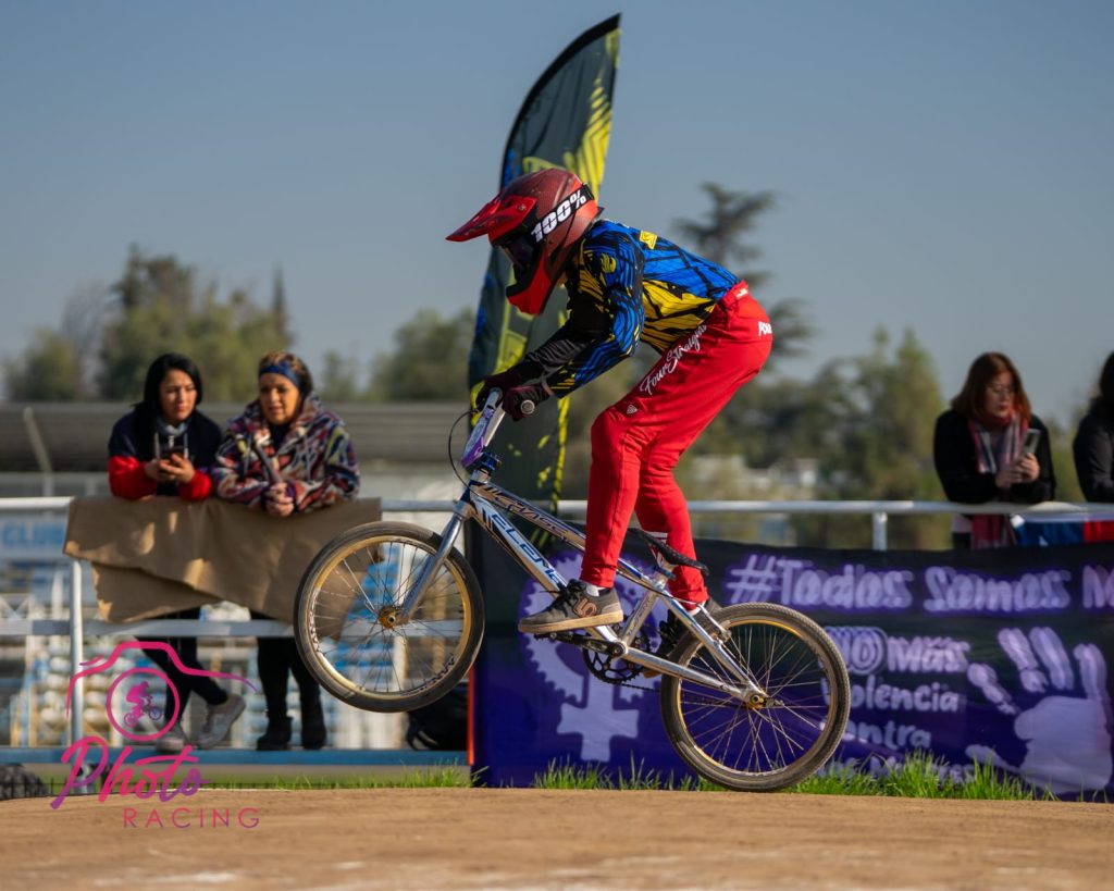 Conoce a los hermanos Alonso y Aranza: los maipucinos de Villa El Abrazo que brillan en el BMX 4 hermanos maipucinos bmx