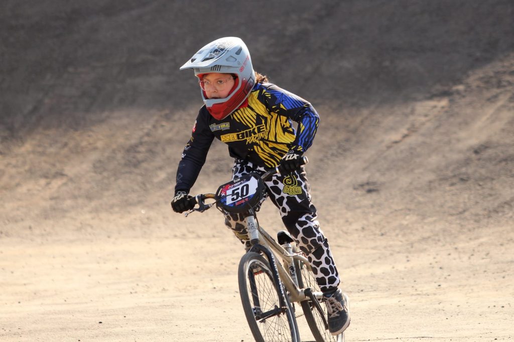 Conoce a los hermanos Alonso y Aranza: los maipucinos de Villa El Abrazo que brillan en el BMX 2 hermanos maipucinos bmx
