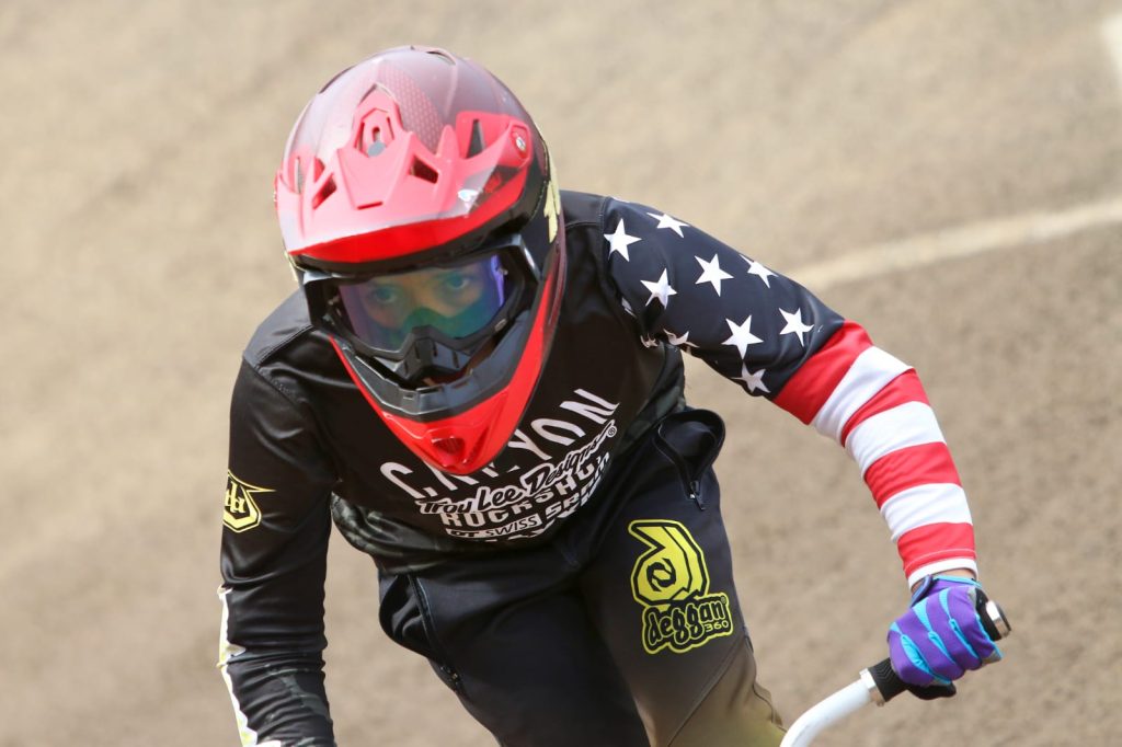 Conoce a los hermanos Alonso y Aranza: los maipucinos de Villa El Abrazo que brillan en el BMX 3 hermanos maipucinos bmx