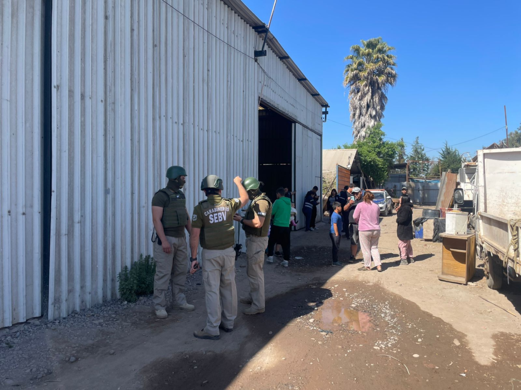 Allanamiento pone fin al funcionamiento de 5 talleres mecánicos clandestinos en Maipú: en su interior había autos con encargo por robo 1 Allanamiento a talleres mecánicos clandestinos en MAipú