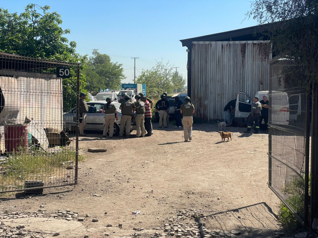 Allanamiento pone fin al funcionamiento de 5 talleres mecánicos clandestinos en Maipú: en su interior había autos con encargo por robo 2 image 41