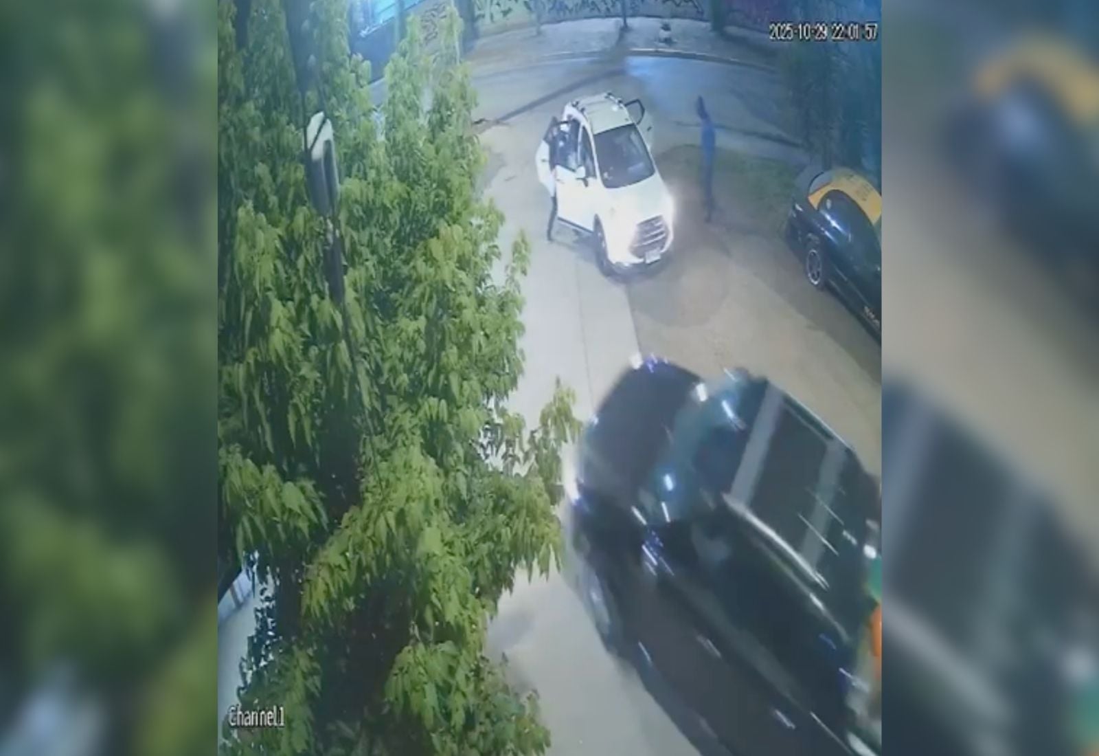 [Video] Intento de portonazo en Villa Lo Errázuriz termina mal para los delincuentes: vecino los embistió con su camioneta y dejó al menos un lesionado