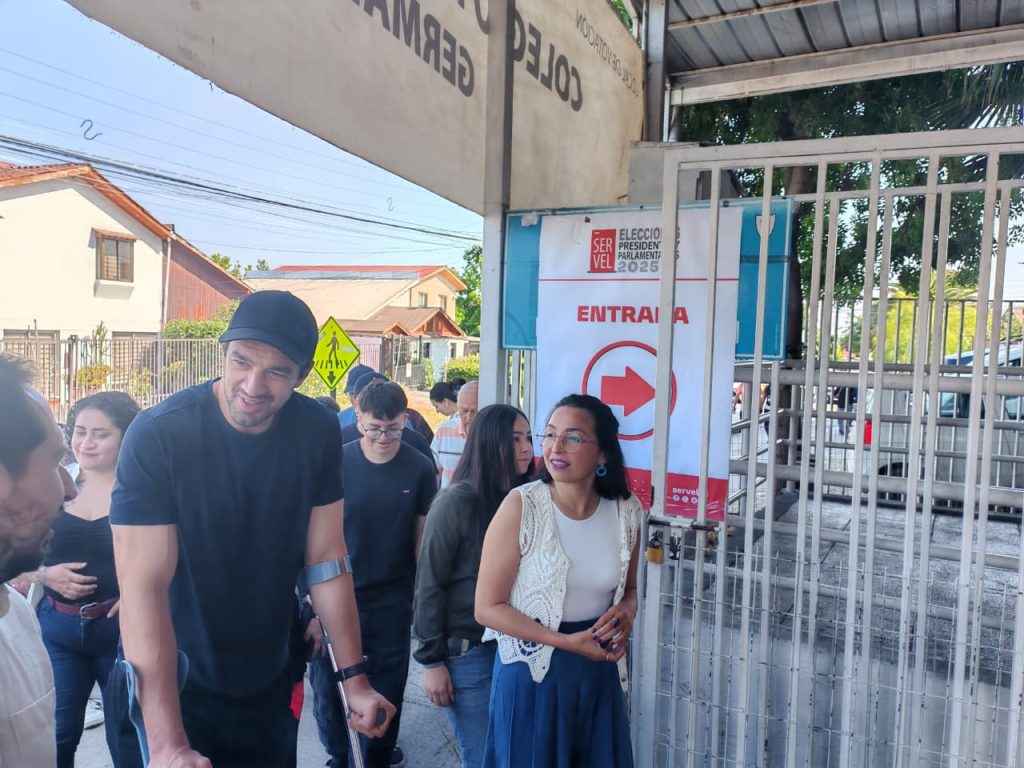 Acompañada por alcalde Vodanovic: Tatiana Urrutia vota en el Colegio República de Guatemala 2 Tatiana Urrutia vota acompañada por alcalde Vodanovic