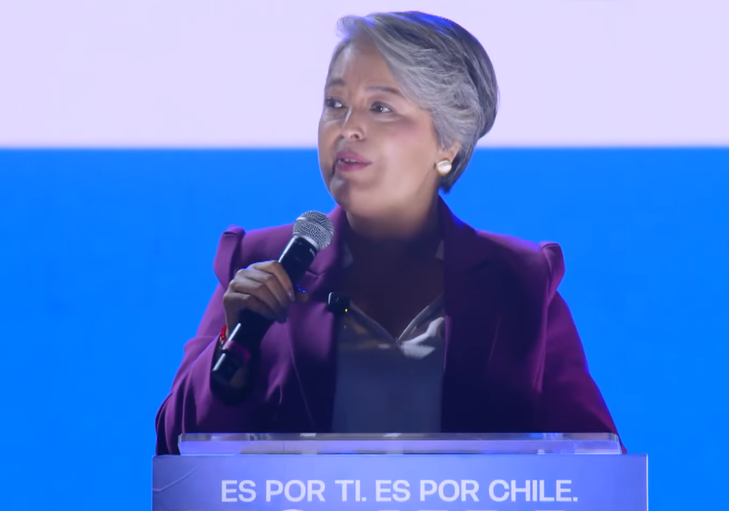 Jeannette Jara reúne a más de 15 mil personas en Maipú y promete: “En mi gobierno, cada familia chilena llegará tranquila a fin de mes” 3 Jeannette Jara en la Plaza de Maipú