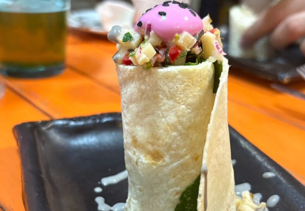 "Changos" de Maipú: Un vuelo a los colores y sabores de las caletas y valles del norte de Chile 3 Changos: Roll de pollo con ulte.