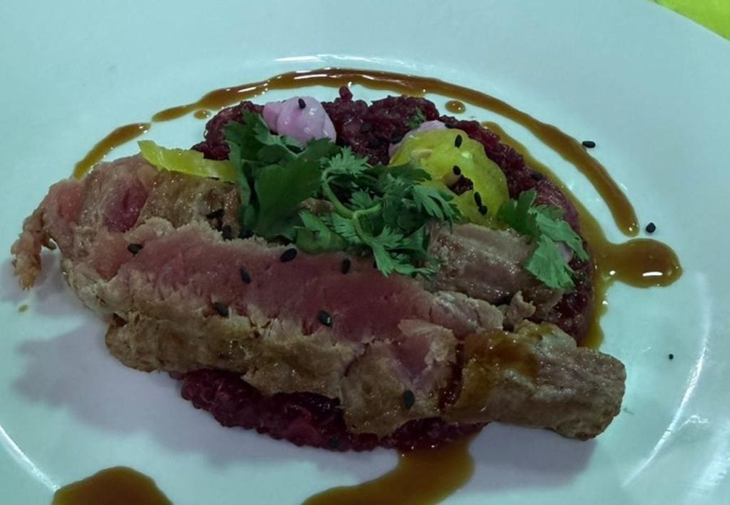 "Changos" de Maipú: Un vuelo a los colores y sabores de las caletas y valles del norte de Chile 4 Changos: Atún con tartar de quinoa.