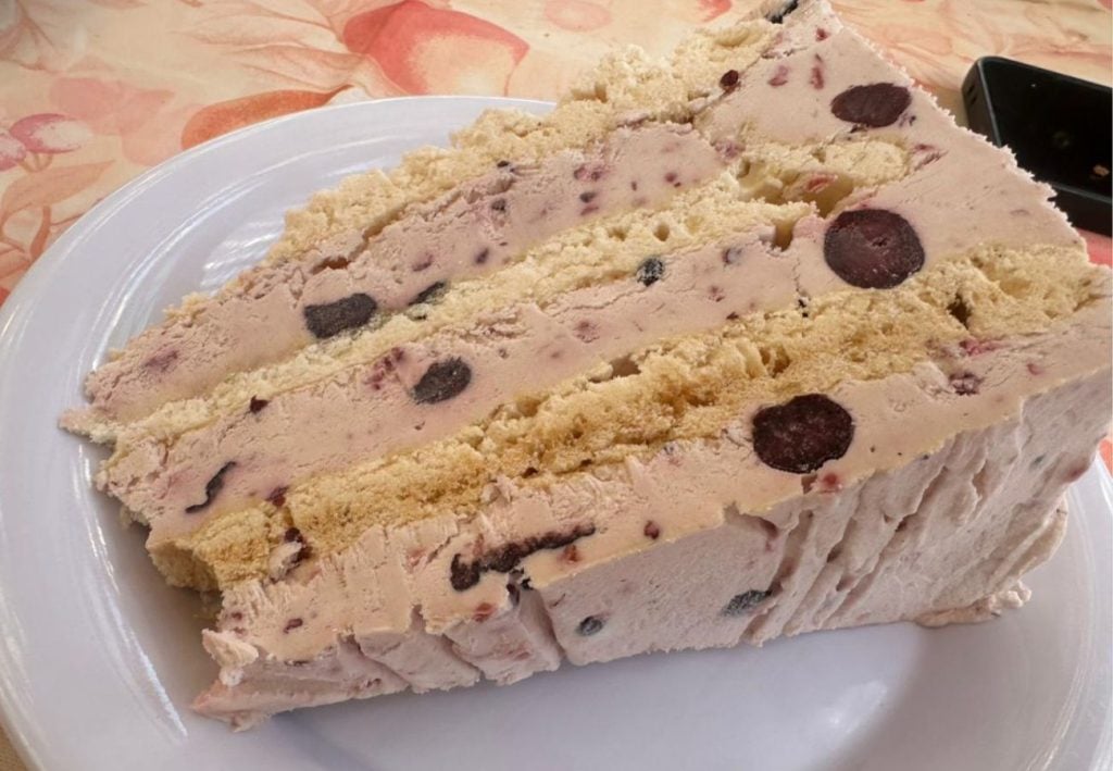 A 1 hora de Maipú: El insuperable costillar a la chilena que se ha preparado durante 100 años en restaurant El Sauce 5 El Sauce: Torta Helada de frutos rojos