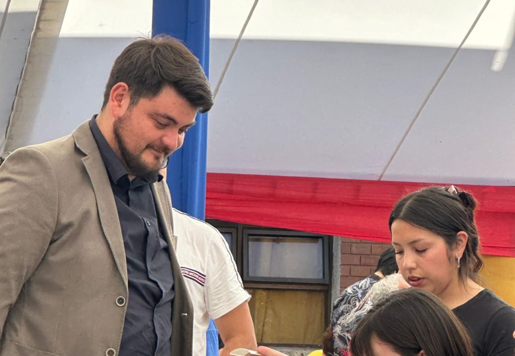 Exmiembro del COSOC y candidato: Christopher Valdivia votó en Colegio Santa María de Maipú 1 Christopher Valdivia votó en Maipú