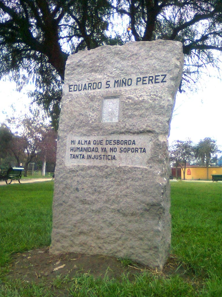 "Mi alma que desborda humanidad ya no soporta tanta injusticia": A 24 años del día en que Eduardo Miño encendió la conciencia de Chile frente a La Moneda 2 Monolito Eduardo Miño
