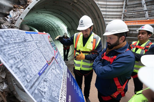 Presidente Gabriel Boric junto a alcalde Tomás Vodanovic en mayo de 2025 visitaron obras de Canal Santa Marta.