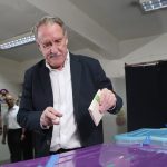 Candidato presidencial Eduardo Artés votó en Maipú: Apuntó a la derecha y a Jeannette Jara 1 Eduardo Artés votó en Maipú
