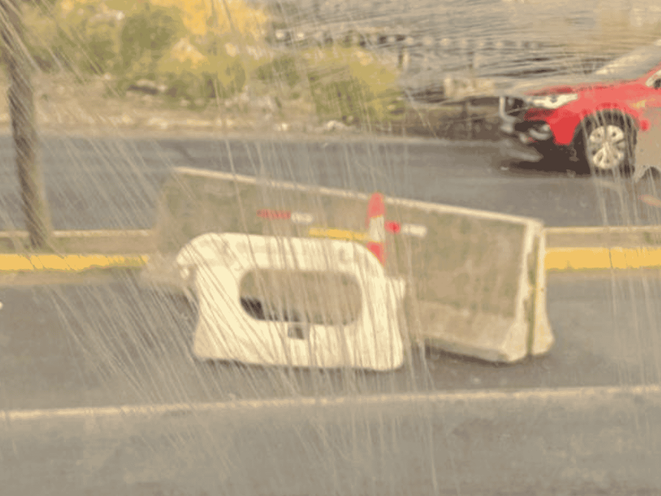 "Nadie trabajando": Vecinos denuncian tacos en Tres Poniente con Camino a Melipilla por barreras New Jersey abandonadas 9 «Nadie trabajando»: Vecinos denuncian tacos en Tres Poniente con Camino a Melipilla por barreras New Jersey abandonadas