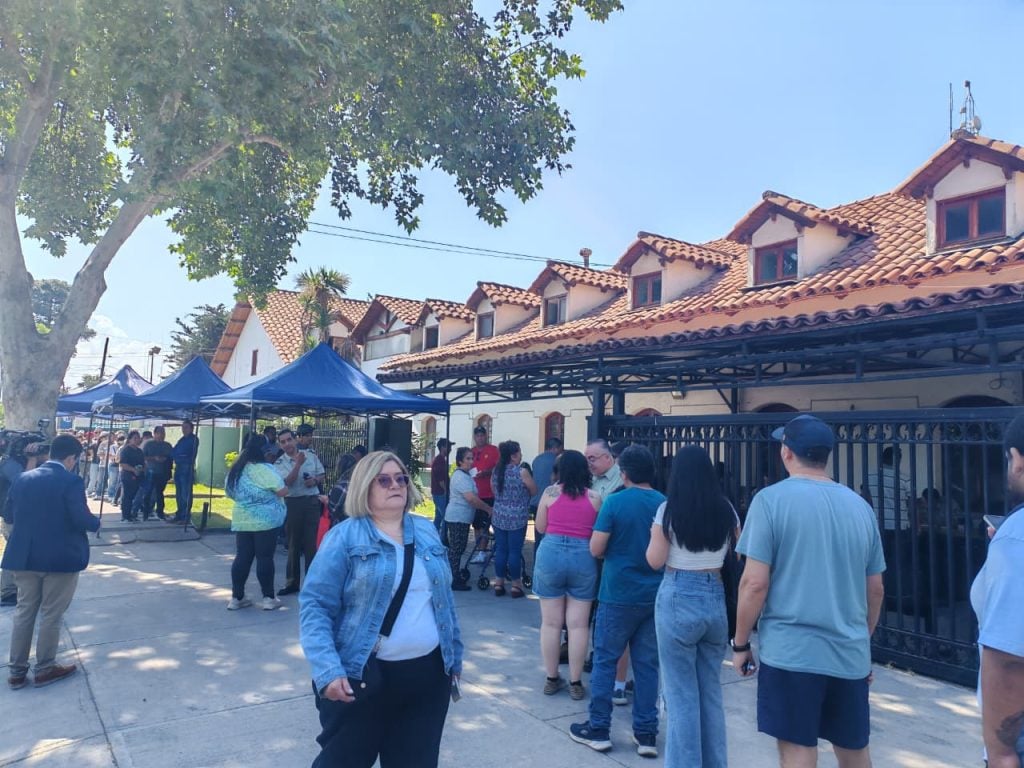 Larga fila para excusarse de votar en Maipú