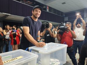 Votó alcalde Tomás Vodanovic en Teatro Municipal de Maipú