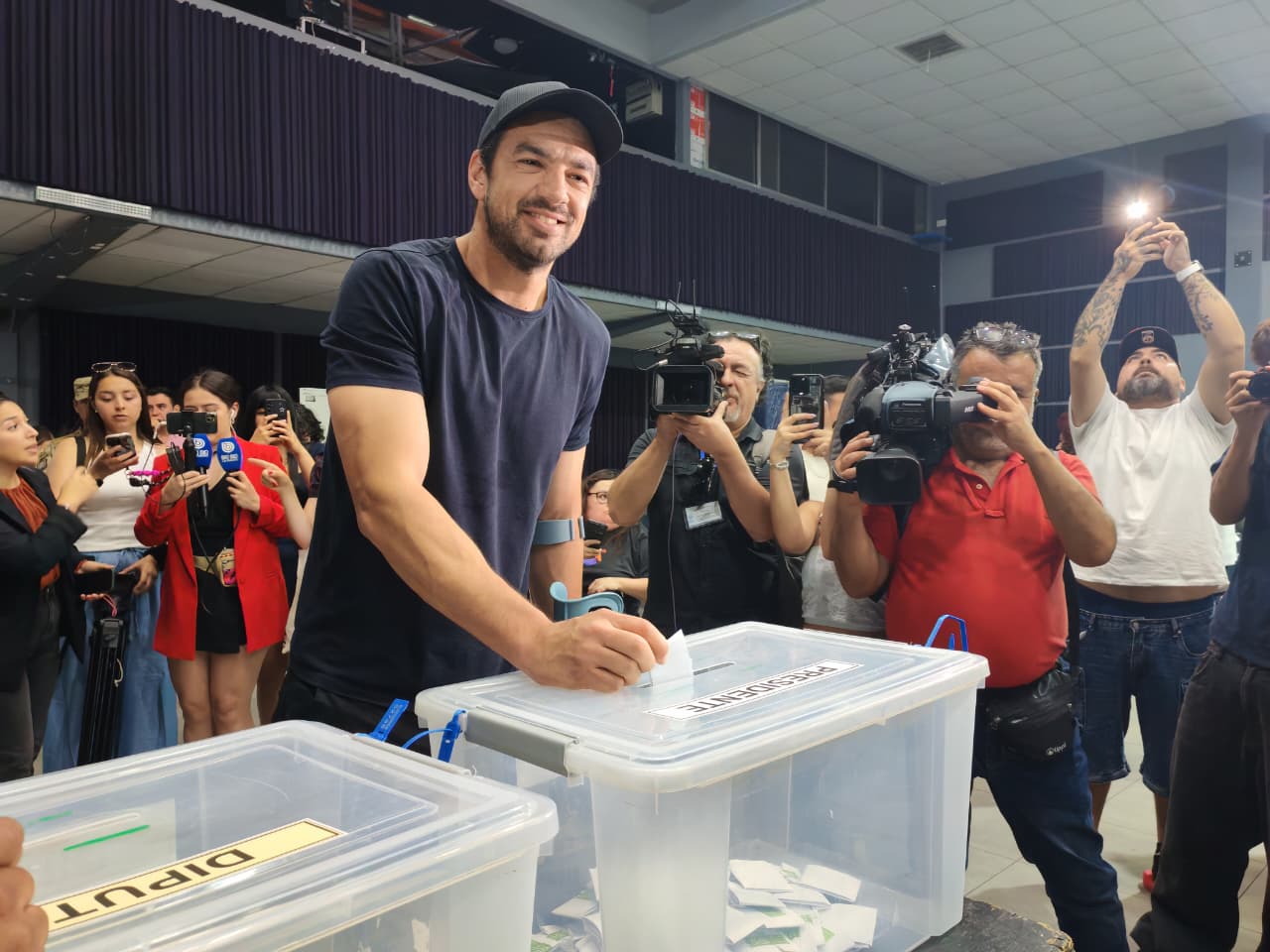 Votó alcalde Tomás Vodanovic: Los detalles del momento en que concurrió a la urna en Maipú