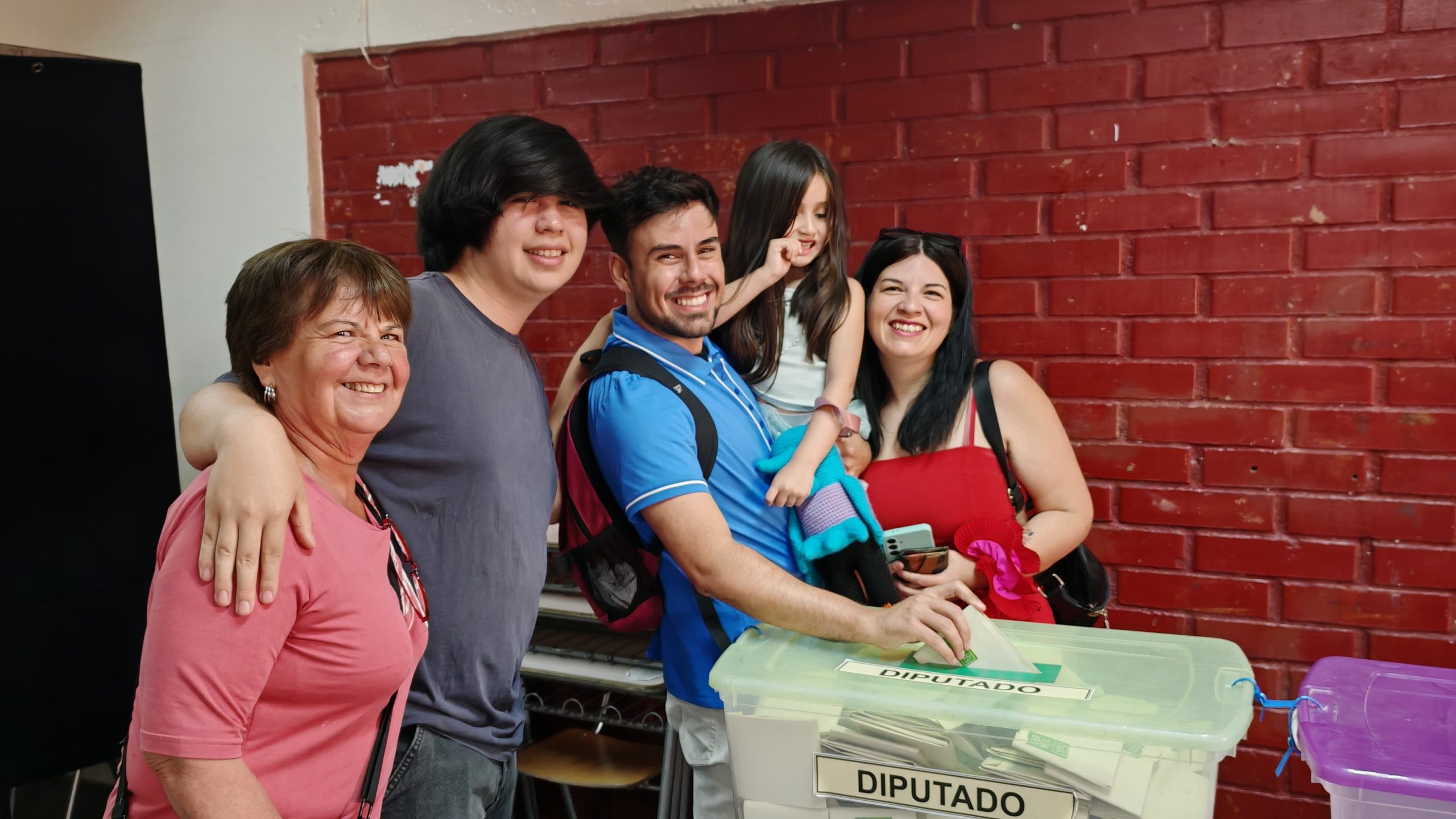 César Leiva votó en Maipú acompañado por su familia y destaca el valor de las candidaturas independientes 2 César Leiva votó en Maipú acompañado por su familia y destaca el valor de las candidaturas independientes