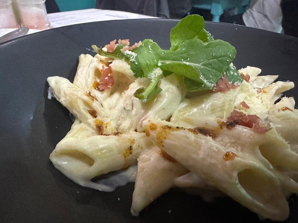 "Changos" de Maipú: Un vuelo a los colores y sabores de las caletas y valles del norte de Chile 7 Changos: Penne rigate con crema de queso cabra y toques de prosciutto artesanal.