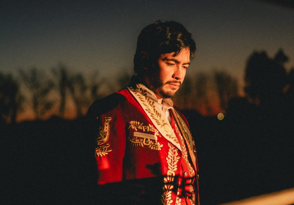 “César parece un buen tipo”: Cómo el cantante Cristóbal Briceño terminó obsequiándole una pieza musical tras tierna conversación a candidato Leiva 1 Cristóbal Briceño