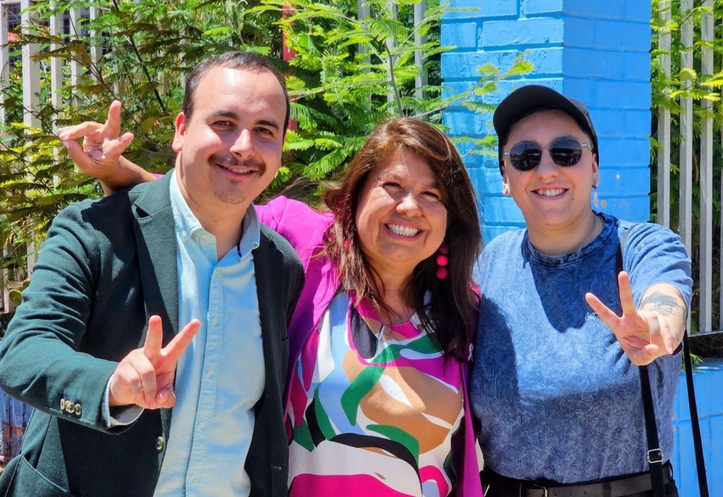 Claudia Mix ya votó en la Escuela Los Alerces: "Quienes tienen que representar a los vecinos deben vivir en los barrios" 3 claudia mix