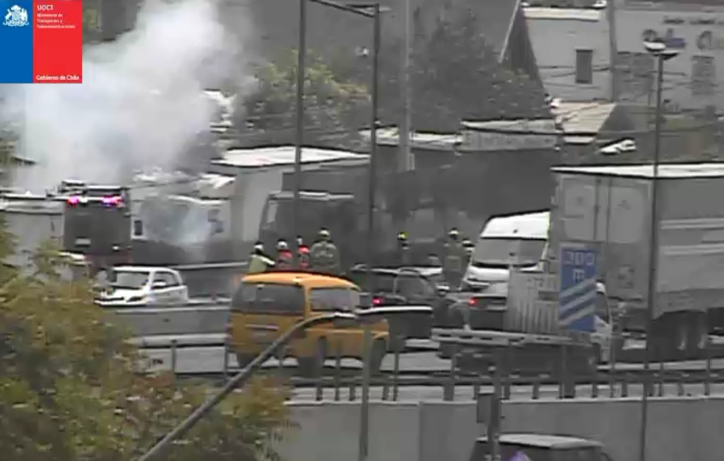 incendio de camión frente al Mall Arauco Maipú