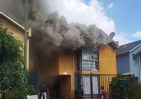 Incendio en Barrio El Abrazo: una persona resultó con quemaduras y bomberos continúa trabajando en el lugar 1 incendio en Barrio El Abrazo