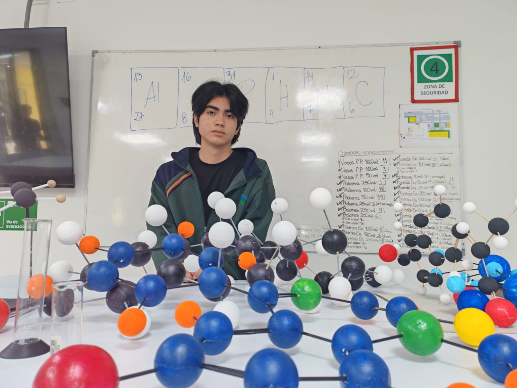 Química de alto nivel: Estudiantes de Maipú van por el oro en la Final Nacional de la Olimpiada de Química 3 estudiantes del liceo nacional y terraustral del sol en la final