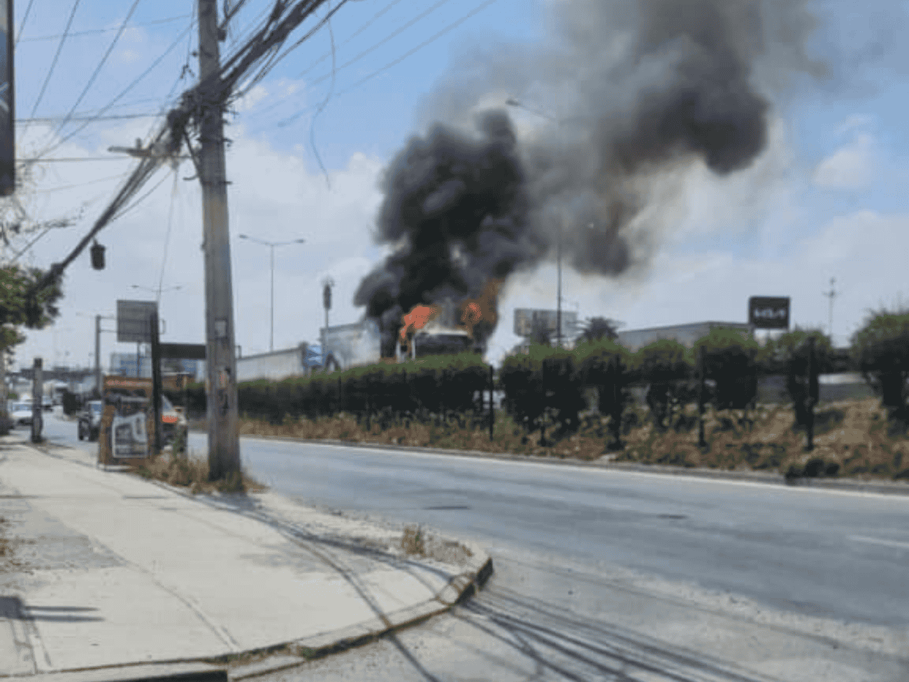 [Video] Impactante incendio de camión frente a Mall Arauco Maipú: se desconoce el origen de las llamas